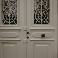 Reproduction isolante de porte ancienne