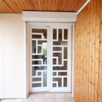reproduction isolante d'une porte contemporaine