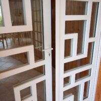 reproduction isolante d'une porte contemporaine